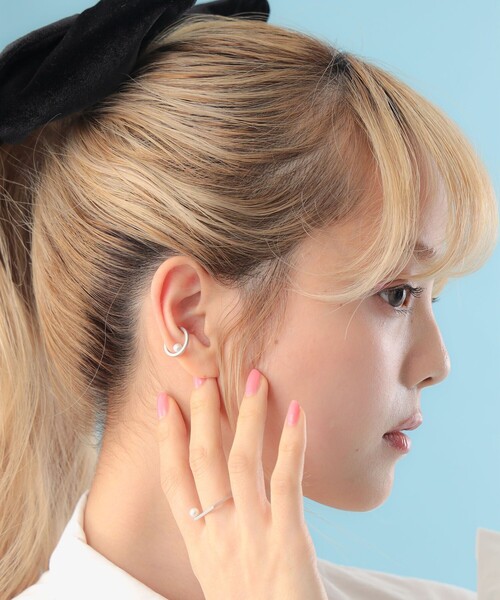 CAROLINA GLASER（カロリナ グレイサー）の「susui / パール イヤーカフ（ネックレス・レディース・シルバー・ONE SIZE）」の3枚目の写真