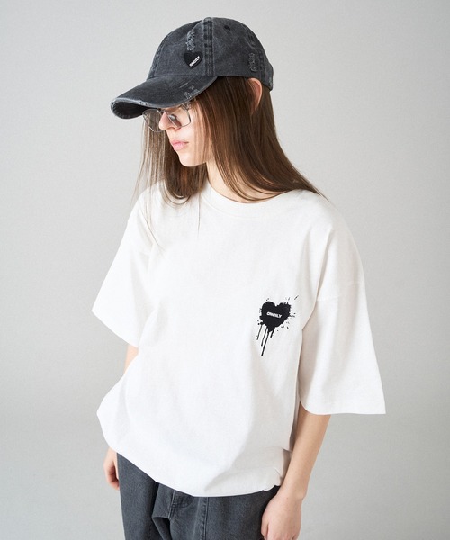 ONCILY（オンシェリー）の「26SS HEART LOGO DRAW CODE T-SHIRT / ハートロゴドローコードTシャツ（Tシャツ/カットソー・メンズ・ピンク/ホワイト系その他3/ホワイト系その他/ホワイト系その他5/ライトブルー/ブラック系その他2/ブラック/ネイビー系/ブラック系その他3/ブラック系その他/ホワイト系その他4/ホワイト系その他2/ボルドー/ネイビー系1・SMALL/LARGE/MEDIUM）」の4枚目の写真