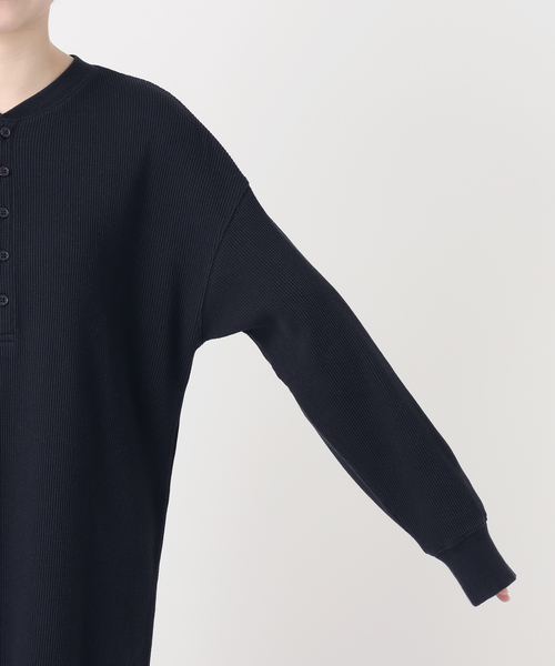 B.C STOCK(ベーセーストック)の「ウォッシャブル / ワッフルヘンリーネックワンピース(ワンピース・レディース・アイボリー/コバルトブルー・FREE)」の3枚目の写真