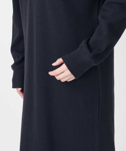 B.C STOCK(ベーセーストック)の「ウォッシャブル / ワッフルヘンリーネックワンピース(ワンピース・レディース・アイボリー/コバルトブルー・FREE)」の4枚目の写真