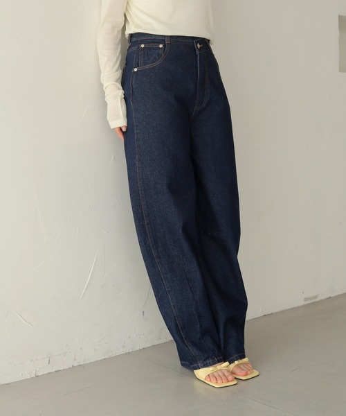 cheriella(シェリエラ)の「【cheriella】アシメカーブウエストデニムパンツ ASYMMETRIC CURVED WAIST DENIM PANTS(デニムパンツ・レディース・ネイビー/ブルー・FREE)」の2枚目の写真