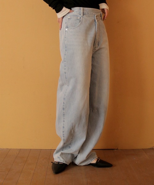 cheriella(シェリエラ)の「【cheriella】アシメカーブウエストデニムパンツ ASYMMETRIC CURVED WAIST DENIM PANTS(デニムパンツ・レディース・ネイビー/ブルー・FREE)」の3枚目の写真