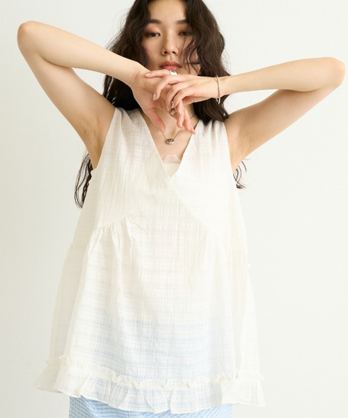 Lutim by u（ルチバイユー）の「ニュアンスチェックフリルデザインチュニック（シャツ/ブラウス・レディース・ブラック/グレー/オフホワイト・FREE）」の6枚目の写真