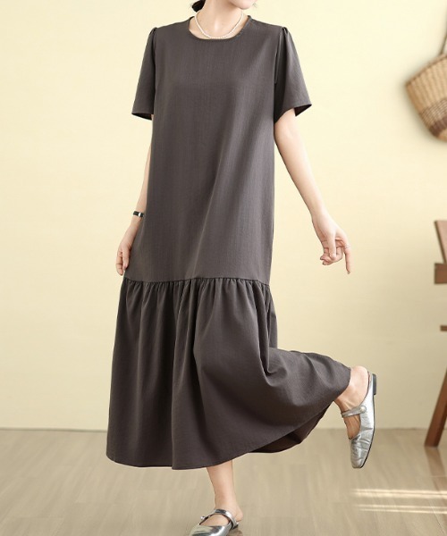 LUCPY(ラクピー)の「ナチュラルギャザーフレアロングワンピース(ワンピース・レディース・アッシュグレー・XX-LARGE/X-LARGE/LARGE/MEDIUM)」の1枚目の写真
