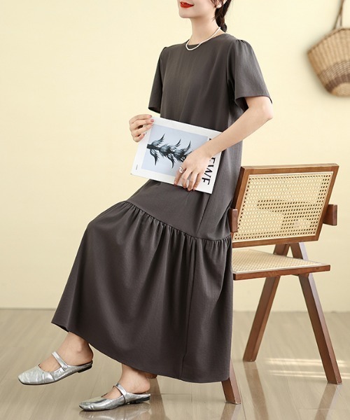 LUCPY(ラクピー)の「ナチュラルギャザーフレアロングワンピース(ワンピース・レディース・アッシュグレー・XX-LARGE/X-LARGE/LARGE/MEDIUM)」の3枚目の写真