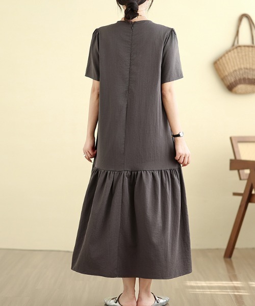 LUCPY(ラクピー)の「ナチュラルギャザーフレアロングワンピース(ワンピース・レディース・アッシュグレー・XX-LARGE/X-LARGE/LARGE/MEDIUM)」の4枚目の写真