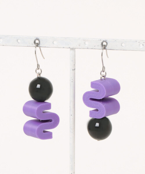 TONE SELECT GOODS（トーンセレクトグッズ）の「【Beauty bell】カラフルうねうねピアス（ピアス（両耳用）・レディース・オレンジ/ブルー/パープル/その他/ブラック/ブラック系その他2・FREE）」の2枚目の写真