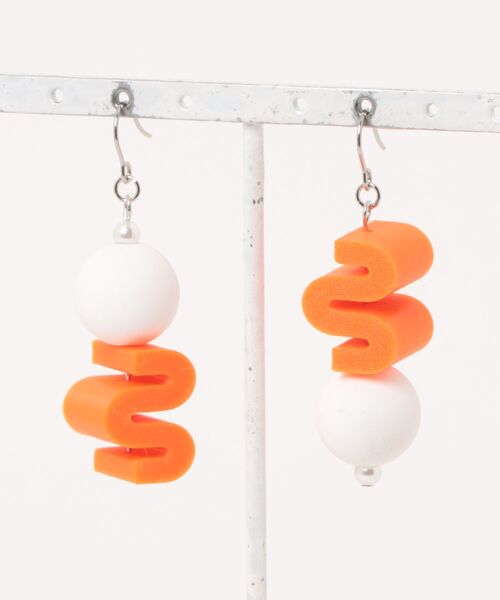 TONE SELECT GOODS（トーンセレクトグッズ）の「【Beauty bell】カラフルうねうねピアス（ピアス（両耳用）・レディース・オレンジ/ブルー/パープル/その他/ブラック/ブラック系その他2・FREE）」の5枚目の写真