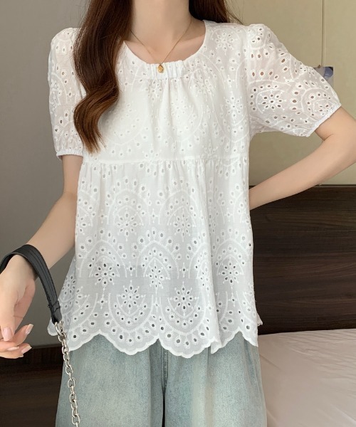 LUCPY(ラクピー)の「カットワークレースギャザーブラウス 半袖 ナチュラルトップス(シャツ/ブラウス・レディース・ホワイト・MEDIUM/LARGE/X-LARGE/XX-LARGE)」の2枚目の写真