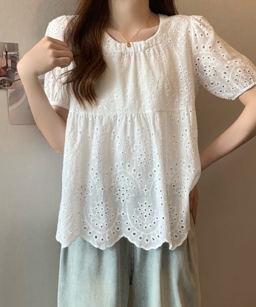 LUCPY(ラクピー)の「カットワークレースギャザーブラウス 半袖 ナチュラルトップス(シャツ/ブラウス・レディース・ホワイト・MEDIUM/LARGE/X-LARGE/XX-LARGE)」の3枚目の写真