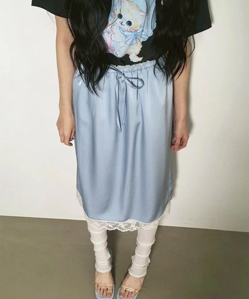 LYEON(リヨン)の「裾レースサテンミディスカート(スカート・レディース・アイボリー/ブルー・FREE)」の1枚目の写真