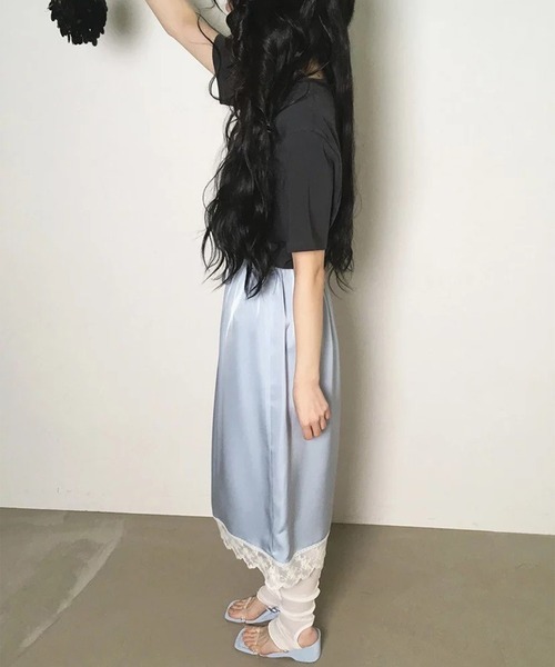 LYEON(リヨン)の「裾レースサテンミディスカート(スカート・レディース・アイボリー/ブルー・FREE)」の13枚目の写真