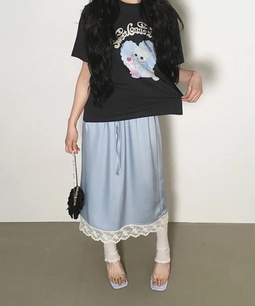 LYEON(リヨン)の「裾レースサテンミディスカート(スカート・レディース・アイボリー/ブルー・FREE)」の5枚目の写真