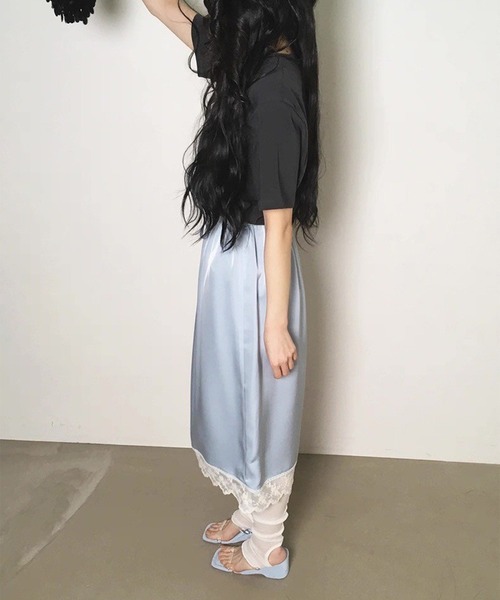 LYEON(リヨン)の「裾レースサテンミディスカート(スカート・レディース・アイボリー/ブルー・FREE)」の7枚目の写真