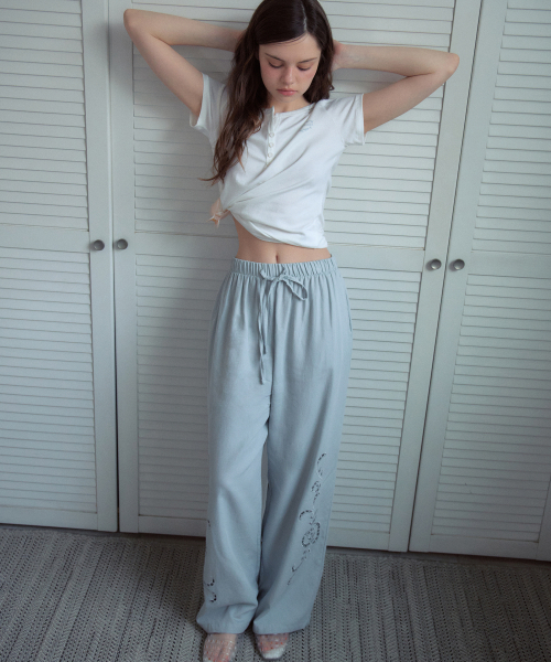 OURNOSTALGIA(アワー ノスタルジア)の「Rose Embroidered Wide Pants_Sky Blue(OB6PT05)(その他パンツ・レディース・スカイブルー・FREE)」の2枚目の写真