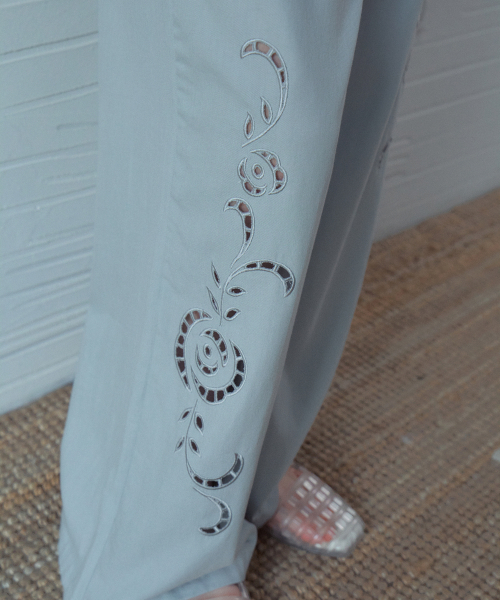 OURNOSTALGIA(アワー ノスタルジア)の「Rose Embroidered Wide Pants_Sky Blue(OB6PT05)(その他パンツ・レディース・スカイブルー・FREE)」の3枚目の写真