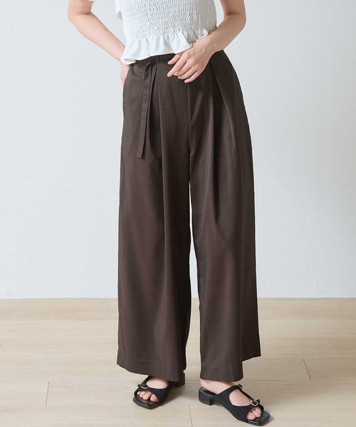 laulea(ラウレア)の「麻調合繊 バックル付 細ベルトタックワイドパンツ(その他パンツ・レディース・ダークブラウン/モカ/ダークグレー/ブラック・M)」の7枚目の写真