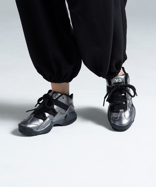 Y-3(ワイスリー)の「Y-3 MEGABALL(スニーカー・メンズ・シルバー×ブラック・25.5cm/28.0cm/27.5cm/27.0cm/26.5cm/28.5cm/26.0cm/29.5cm/29.0cm/25.0cm)」の1枚目の写真