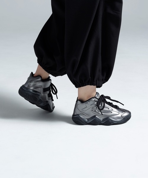 Y-3(ワイスリー)の「Y-3 MEGABALL(スニーカー・メンズ・シルバー×ブラック・25.5cm/28.0cm/27.5cm/27.0cm/26.5cm/28.5cm/26.0cm/29.5cm/29.0cm/25.0cm)」の2枚目の写真