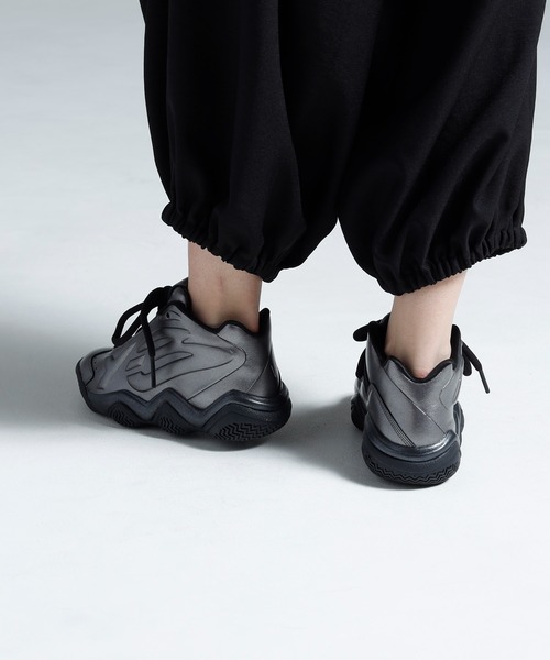 Y-3(ワイスリー)の「Y-3 MEGABALL(スニーカー・メンズ・シルバー×ブラック・25.5cm/28.0cm/27.5cm/27.0cm/26.5cm/28.5cm/26.0cm/29.5cm/29.0cm/25.0cm)」の3枚目の写真