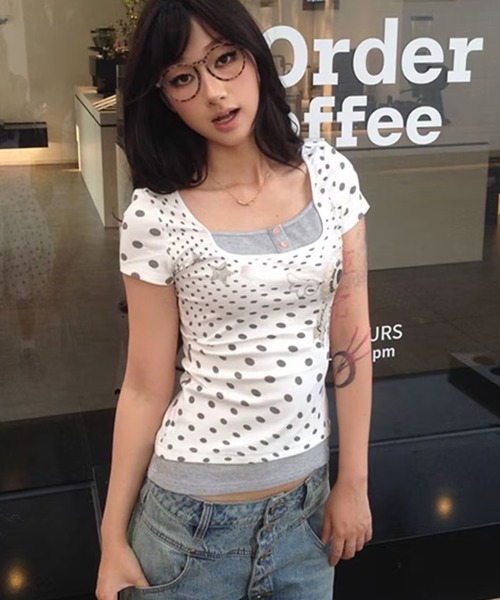 AsheKsha(アシクシャ)の「水玉模様のフェイク2ピース半袖Tシャツ(Tシャツ/カットソー・レディース・ホワイト・M)」の2枚目の写真