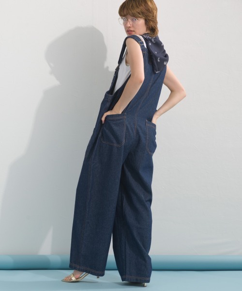 OMNES（オムネス）の「ウォッシュ加工 デニムサロペット（サロペット/オーバーオール・レディース・ブルー/キナリ/インディゴブルー・FREE）」の10枚目の写真