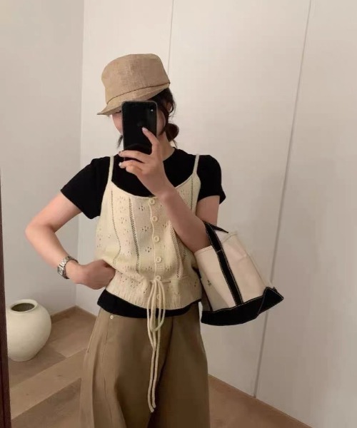 Ritzy(リッツィー)の「透かし編みサイド紐調整ニットタンクベスト(ベスト・レディース・イエロー/グレー/レッド/ベージュ/パープル/グリーン・FREE)」の1枚目の写真