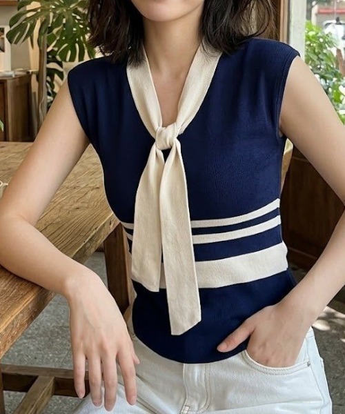 AMAJI(アマジ)の「バイカラー Vネック サマーニットトップス(ニット/セーター・レディース・ネイビー・SMALL/MEDIUM)」の4枚目の写真