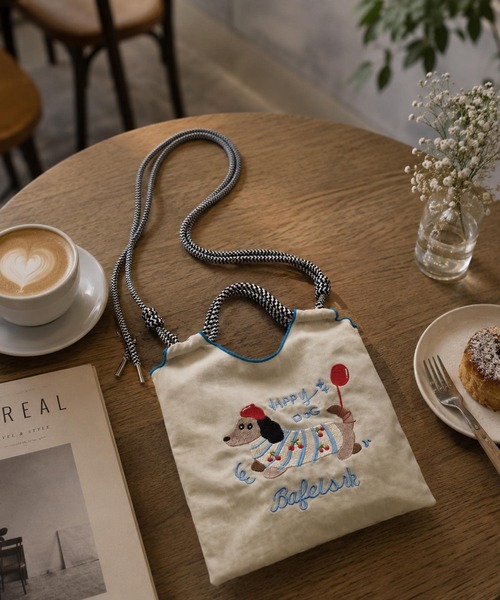 VIBGYOR(ヴィブジョー)の「LESRIRE / 犬刺繍ミニショルダーバッグ L9310(ショルダーバッグ・レディース・ホワイト/ブラック/ピンク/ブルー/グリーン・FREE)」の2枚目の写真