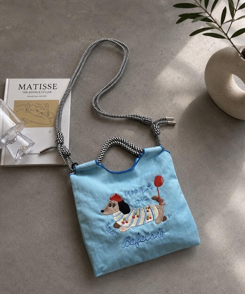 VIBGYOR(ヴィブジョー)の「LESRIRE / 犬刺繍ミニショルダーバッグ L9310(ショルダーバッグ・レディース・ホワイト/ブラック/ピンク/ブルー/グリーン・FREE)」の4枚目の写真