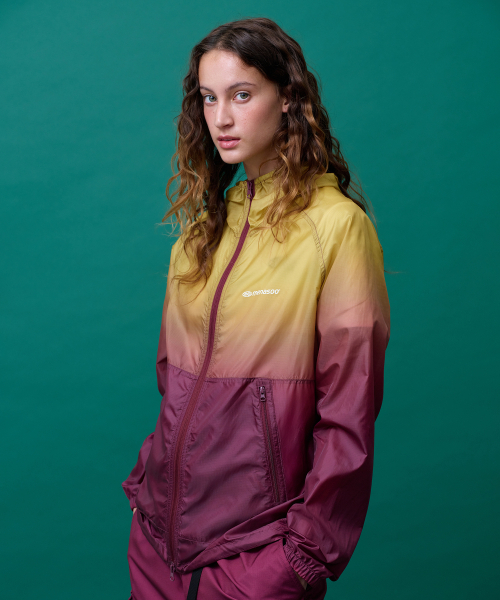 MENASOO(ミナス)の「Unisex Gradient Windbreaker High Neck Jumper_Red(ナイロンジャケット・レディース・レッド・1/2)」の2枚目の写真