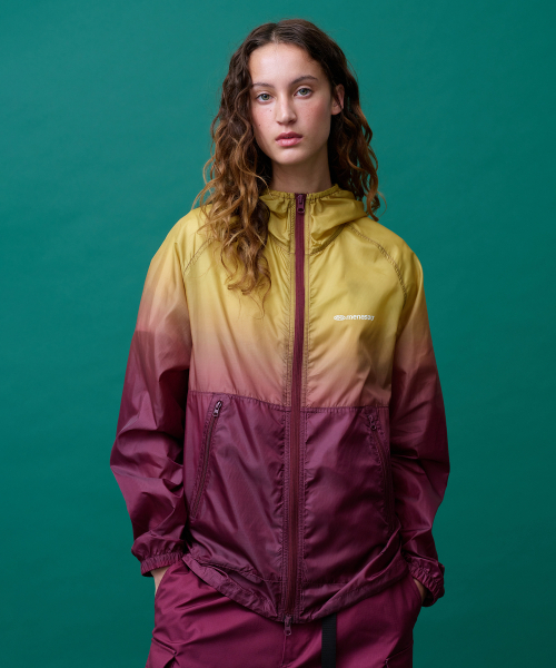 MENASOO(ミナス)の「Unisex Gradient Windbreaker High Neck Jumper_Red(ナイロンジャケット・レディース・レッド・1/2)」の3枚目の写真