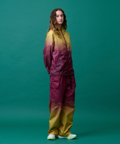 MENASOO(ミナス)の「Unisex Gradient Windbreaker High Neck Jumper_Red(ナイロンジャケット・レディース・レッド・1/2)」の4枚目の写真