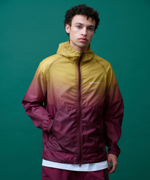 MENASOO(ミナス)の「Unisex Gradient Windbreaker High Neck Jumper_Red(ナイロンジャケット・レディース・レッド・1/2)」の6枚目の写真