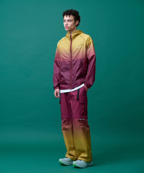 MENASOO(ミナス)の「Unisex Gradient Windbreaker High Neck Jumper_Red(ナイロンジャケット・レディース・レッド・1/2)」の8枚目の写真