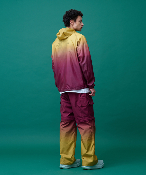MENASOO(ミナス)の「Unisex Gradient Windbreaker High Neck Jumper_Red(ナイロンジャケット・レディース・レッド・1/2)」の9枚目の写真