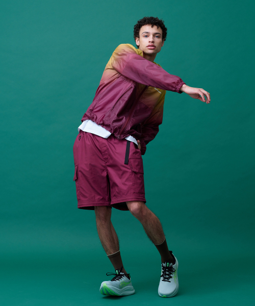 MENASOO(ミナス)の「Unisex Gradient Windbreaker High Neck Jumper_Red(ナイロンジャケット・レディース・レッド・1/2)」の10枚目の写真