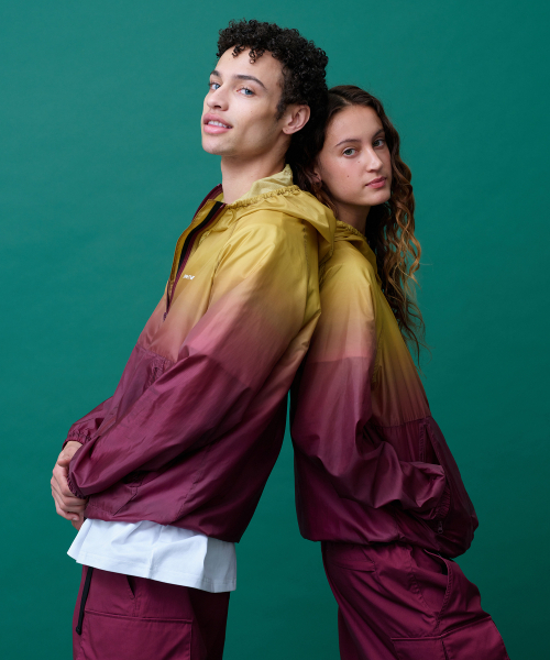 MENASOO(ミナス)の「Unisex Gradient Windbreaker High Neck Jumper_Red(ナイロンジャケット・レディース・レッド・1/2)」の12枚目の写真