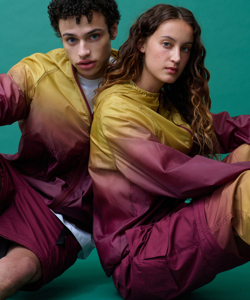 MENASOO(ミナス)の「Unisex Gradient Windbreaker High Neck Jumper_Red(ナイロンジャケット・レディース・レッド・1/2)」の14枚目の写真