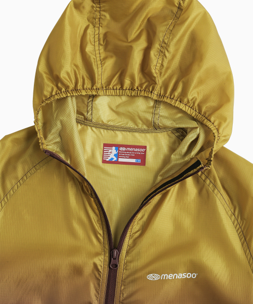 MENASOO(ミナス)の「Unisex Gradient Windbreaker High Neck Jumper_Red(ナイロンジャケット・レディース・レッド・1/2)」の17枚目の写真