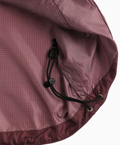 MENASOO(ミナス)の「Unisex Gradient Windbreaker High Neck Jumper_Red(ナイロンジャケット・レディース・レッド・1/2)」の19枚目の写真