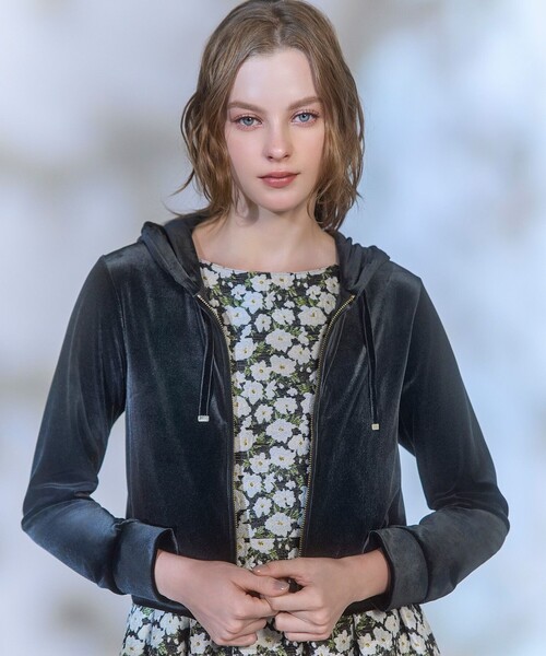 TOCCA(トッカ)の「VELVET LATTE ベロアフーディー(パーカー・レディース・ブラック系/ブラウン系/グレー系・F)」の1枚目の写真
