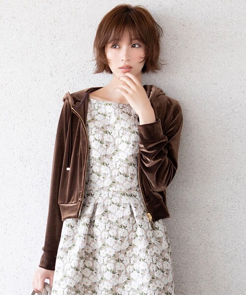TOCCA(トッカ)の「VELVET LATTE ベロアフーディー(パーカー・レディース・ブラック系/ブラウン系/グレー系・F)」の3枚目の写真