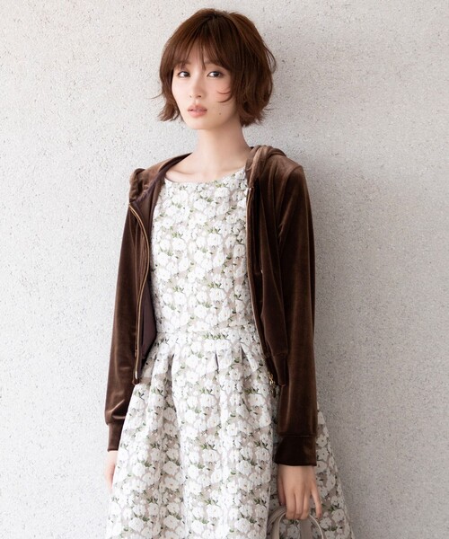 TOCCA(トッカ)の「VELVET LATTE ベロアフーディー(パーカー・レディース・ブラック系/ブラウン系/グレー系・F)」の5枚目の写真