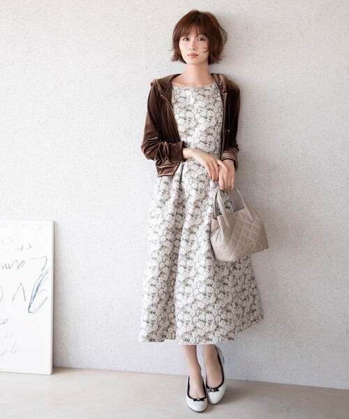 TOCCA(トッカ)の「VELVET LATTE ベロアフーディー(パーカー・レディース・ブラック系/ブラウン系/グレー系・F)」の6枚目の写真