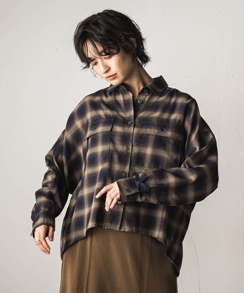 MAYSON GREY(メイソングレイ)の「オンブレチェックドルマンシャツ(シャツ/ブラウス・レディース・グリーン系その他/ダークベージュ・M)」の3枚目の写真