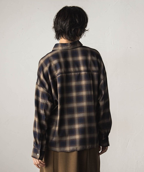 MAYSON GREY(メイソングレイ)の「オンブレチェックドルマンシャツ(シャツ/ブラウス・レディース・グリーン系その他/ダークベージュ・M)」の4枚目の写真