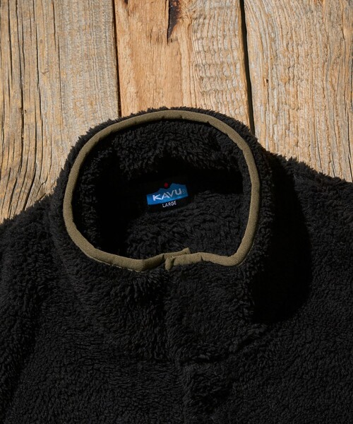 KAVU(カブー)の「KAVU/カブー 限定展開 KAVU×FREAK'S STORE / カブ― 別注 シャギー フリース ブルゾン(ブルゾン・メンズ・グレイッシュベージュ/ブラウン/ネイビー/ブラック・SMALL/MEDIUM/LARGE)」の8枚目の写真