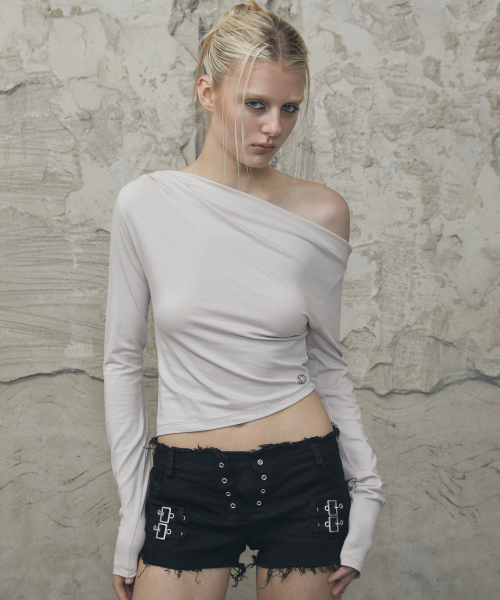 VOONT（ブント）の「Slouchy Off-Shoulder Long Sleeve (BEIGE)（Tシャツ/カットソー・レディース・Beige・OS）」の12枚目の写真