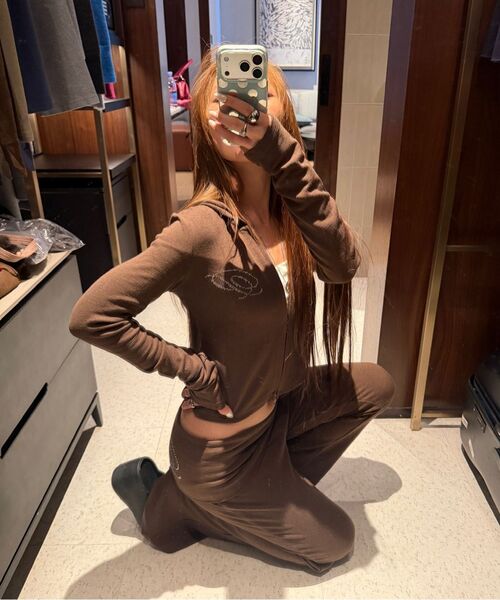 PASION(パシオン)の「スリム クリスタルグラム ジップアップパーカー_ブラウン Slim Crystal Glam Hoodie Zip-Up_Brown(パーカー・レディース・ブラウン・FREE)」の6枚目の写真